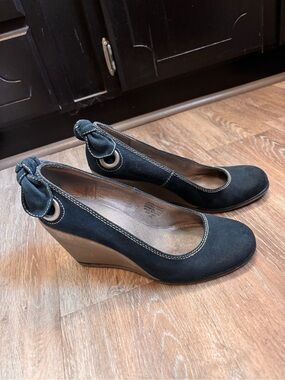 Nine West Dk Teal Suede Wedge Pumps with Back Knot. Size 8 But Would Fit 8.5.